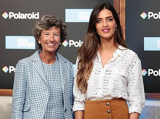 La doctora Elena Barraquer junto a Sara Carbonero durante el acto.