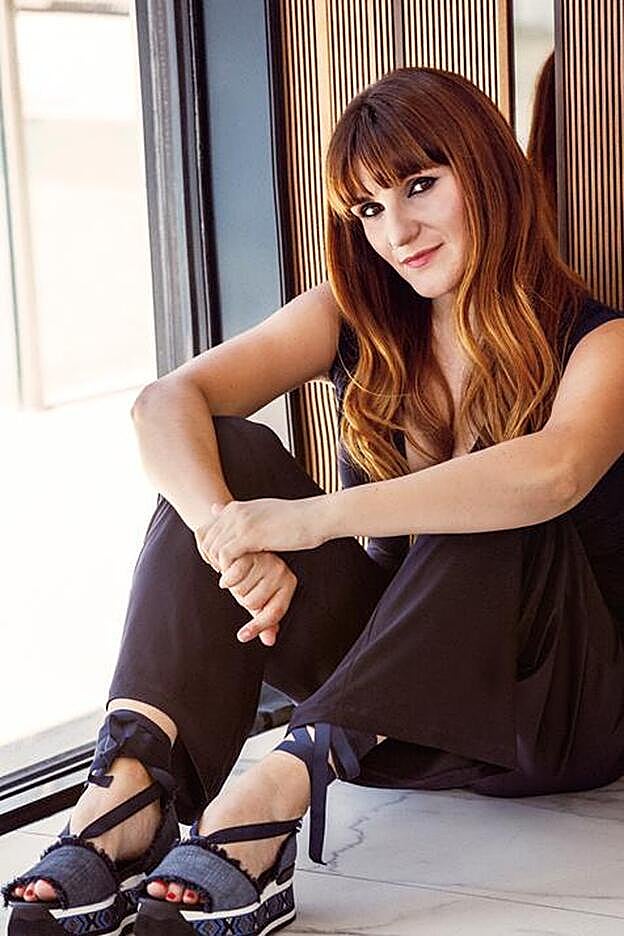 Mono de Normas Kamali y sandalias de Hogan