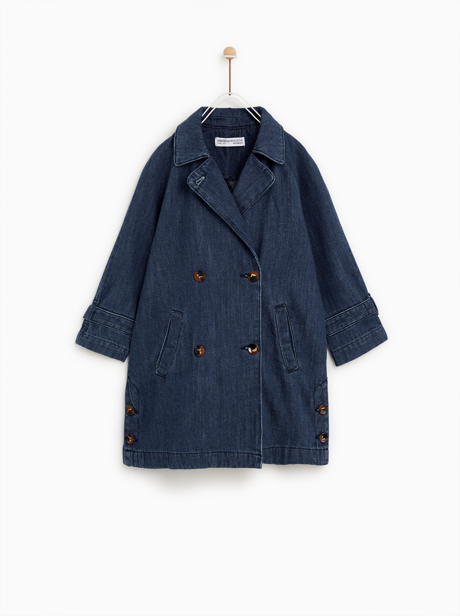 Chaqueta denim con botones de Zara Kids: 29,95 euros.