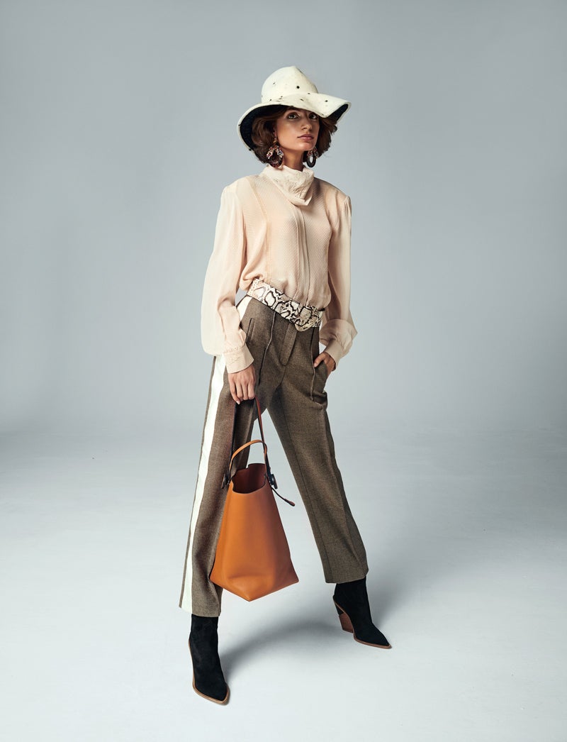 Nuria Rothschild luce camisa, pantalón y botas de Fendi; cinturón y pendientes de Uterqüe; bolso de Hermès; y sombrero de Balel.