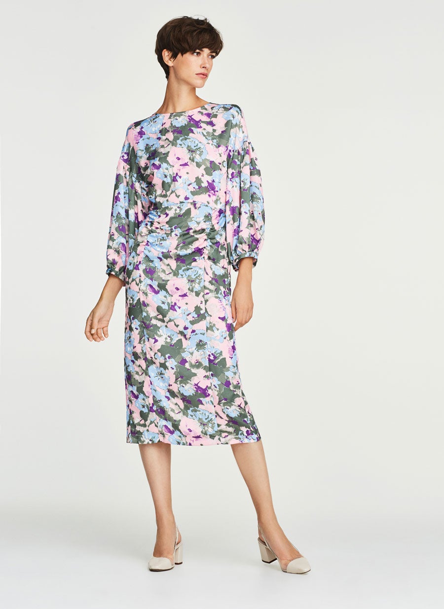 Vestido floreado con fruncidos de Uterqüe: 99 euros.