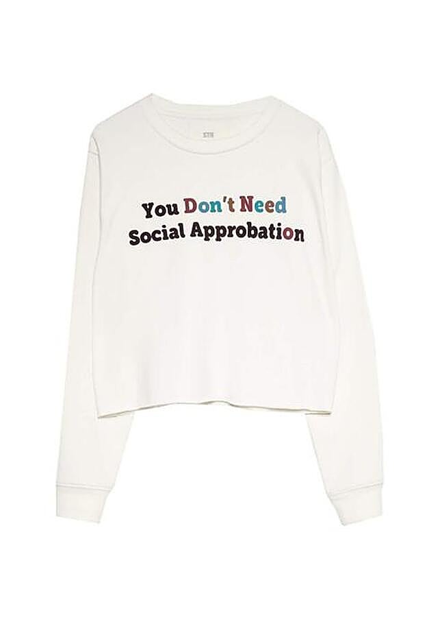 La sudadera está ya en la web de Stradivarius en todas las tallas.