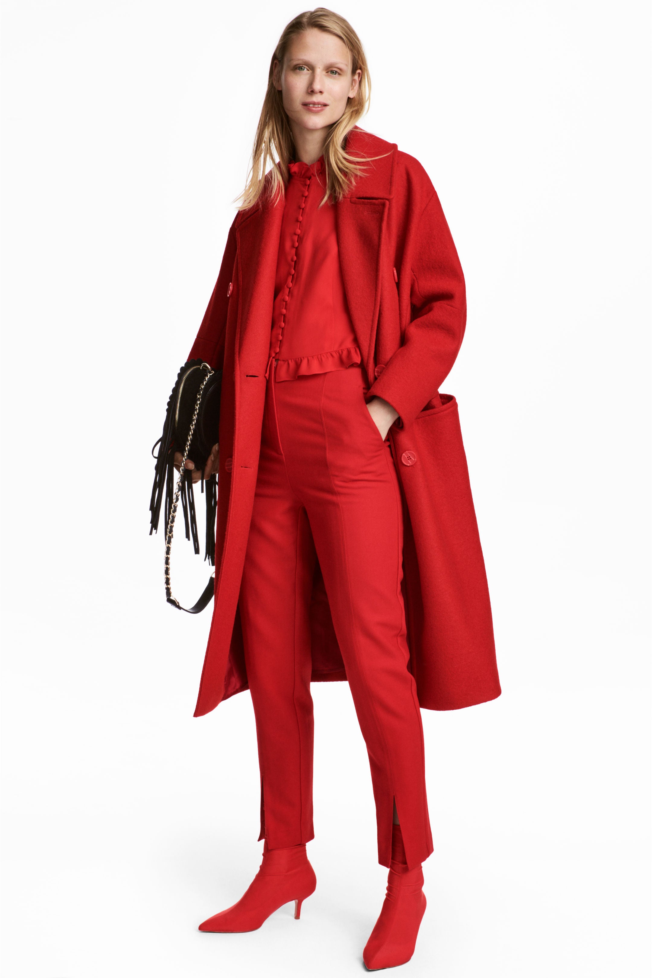 Envolvente rojo fuego. En lana gruesa ligeramente cepillada y doble botonadura (H&M, 129 euros).