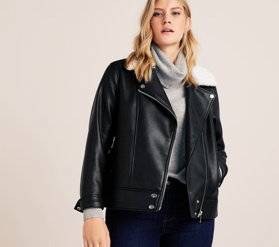 La opción de Violeta lleva un cuello en borreguito desmontable (69,99 euros).