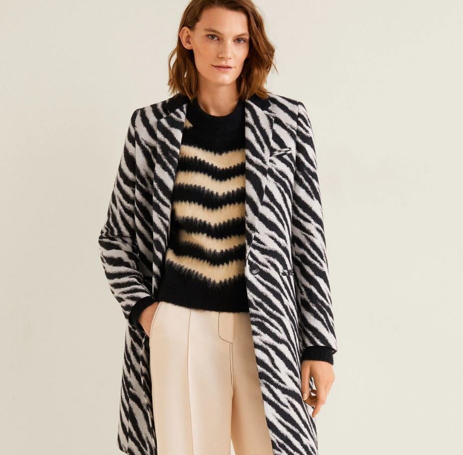 Estampado de zebra. Con un diseño estructurado y masculino, en tejido de algodón (79,99 euros).