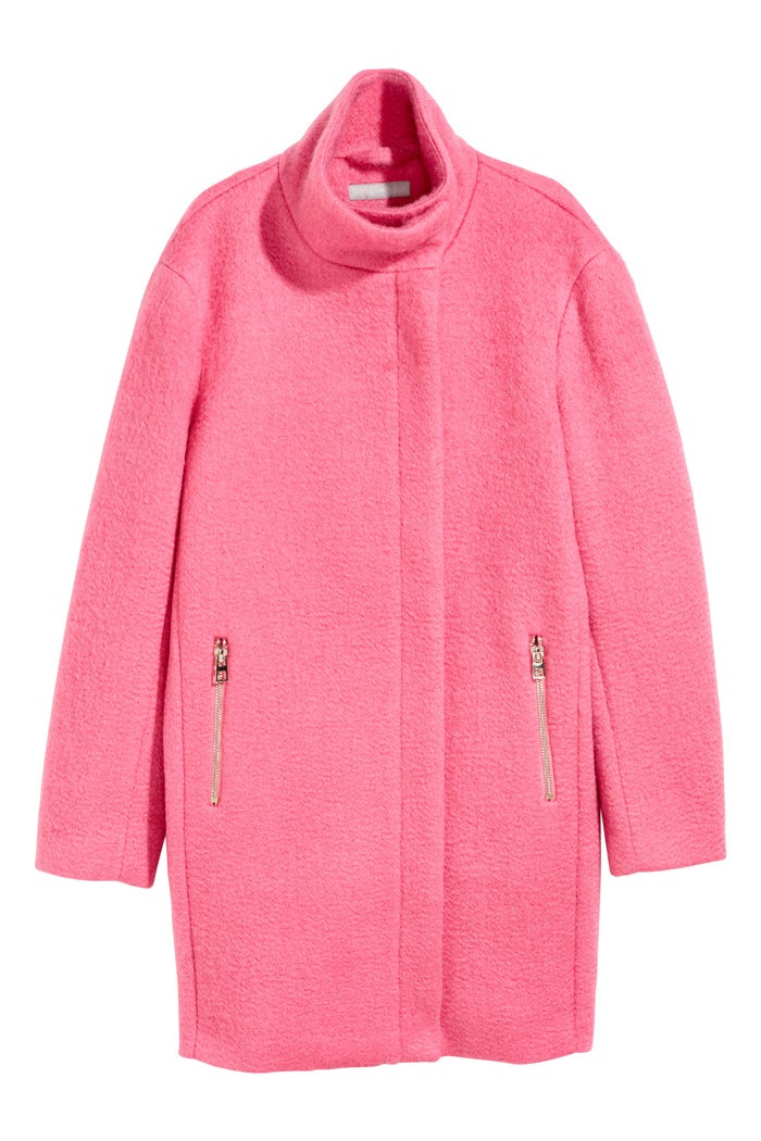 Redondo y rosa. Un corte sesentero y un color que quiere hacer amigos (H&M, 89,99 euros).