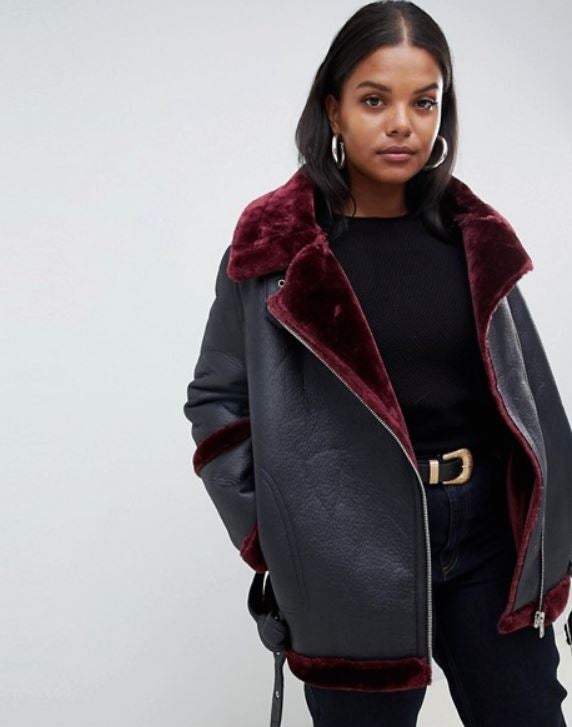 De la talla 44 en adelante, encontramos un diseño entre biker y aviador de Asos Design (96,99 euros) más que interesante: sigue al pie de la letra los detalles de la biker clásica, con las solapas, trabillas y el bajo con cinturón, pero algo más larga (por debajo de la cadera) y con el pelo sintético en un precioso color granate.