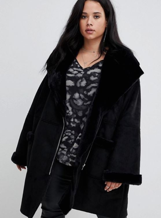 Existe una última opción, una mutación de la cazadora de aviador hacia el territorio más abrigado del chaquetón. Se trata de un diseño de Religion Plus (262,99 euros) en un acabado grueso, muy invernal, y con pelo sintético también negro.