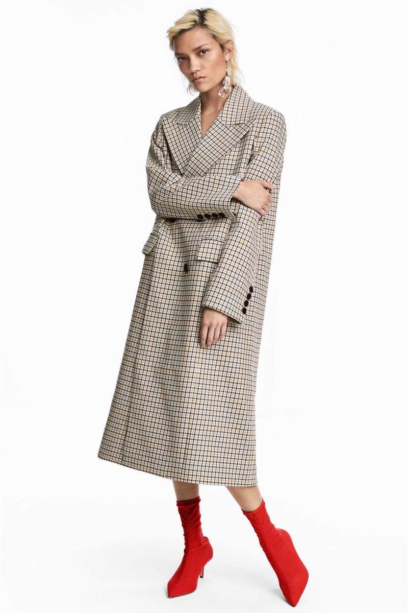 Micropata de gallo. En tonos beis y con doble botonadura (H&M, 99 euros).