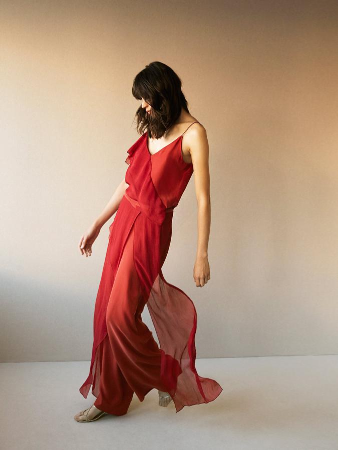 Aunque parece un mono no lo es. Este pantalón vaporoso y acampanado de Intropia es ideal para la chicas que buscan un estilo más desenfadado y a la vez glamuroso. Precio: 80 euros.