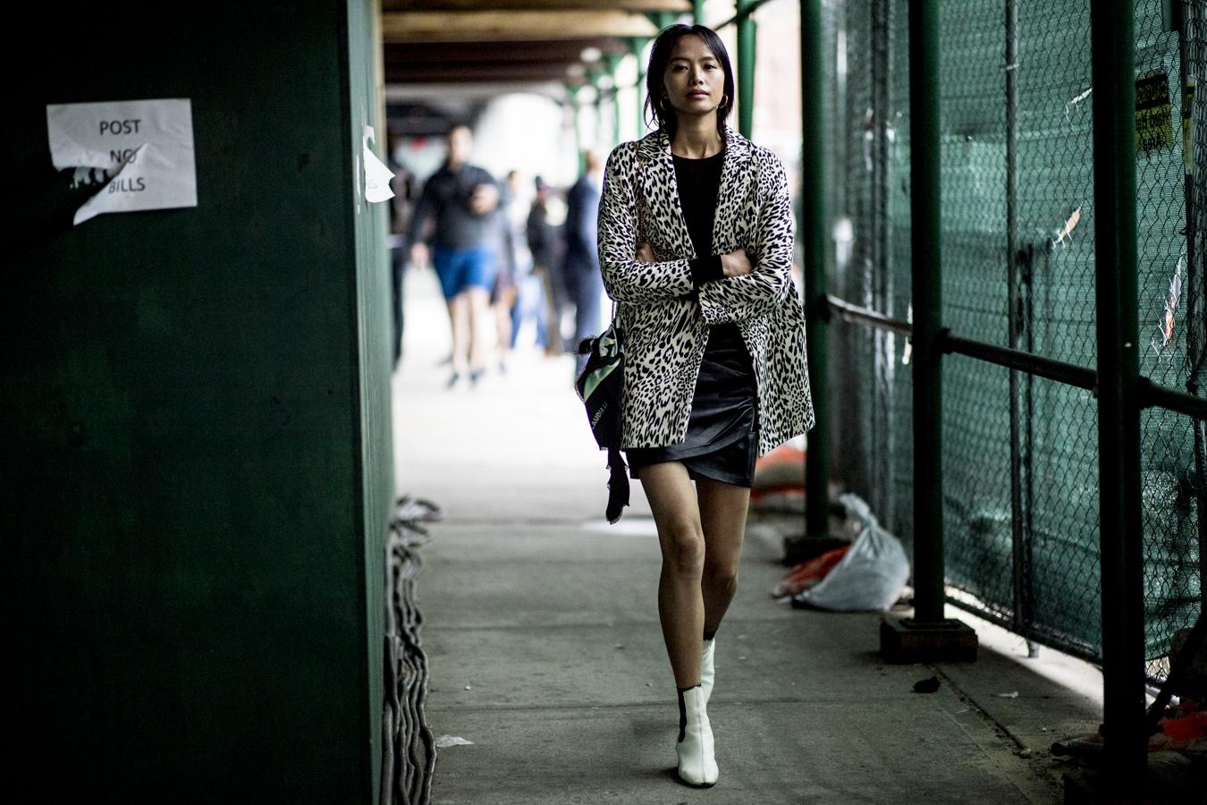 El leopardo, una vez más, se lleva el protagonismo del look al combinar una blazer con mucha fuerza con prendas básicas en negro. El resultado, inmejorable.