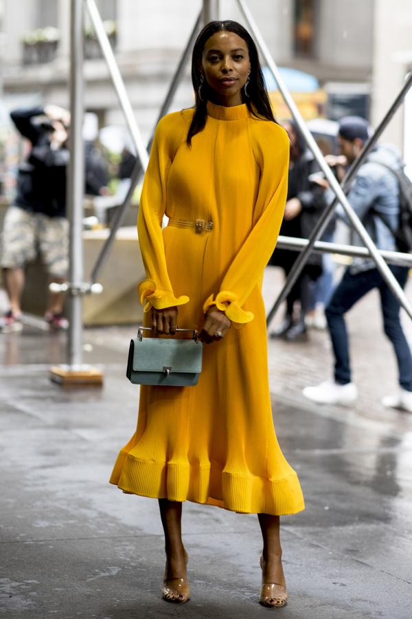 El amarillo sigue siendo uno de los colores de la temporada , y en un total look como este queda ideal.