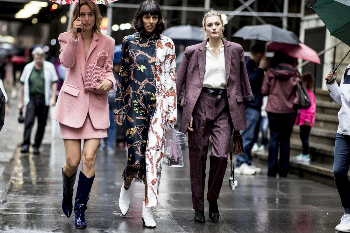 Tres looks muy diferentes, y a cada cual más inspirador. Las botas 'cowboy' de charol azul son el contrapunto perfecto al estilo 'naive' del clásico traje en lana rosa; el vestido de estampado pañuelo es tendencia pura; y no puede haber una prenda más ideal para el entretiempo que el dos piezas de cuadros de estilo masculino.