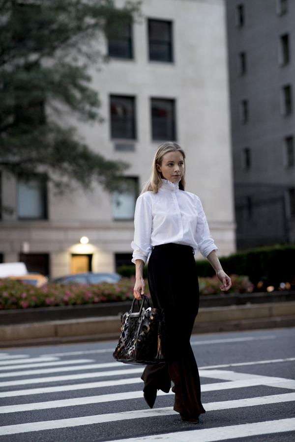 Un dúo que nunca falla: el blanco y el negro se alían a las mil maravillas en este look que, de puro sencillo, es muy especial y acertado para casi cualquier cita que tengas desde ahora, hasta la primavera del año que viene.