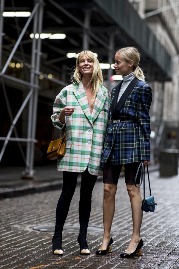 ¿Cuántas vidas puede tener una blazer de cuadros? Pues, aquí, encontramos dos maneras de reinventarla que nos encanta: por un lado, busca un diseño 'oversize' y llévala como vestido; y si te quieres sumar a la tendencia de las mallas ciclistas, sofistica el conjunto con una chaqueta tartán.