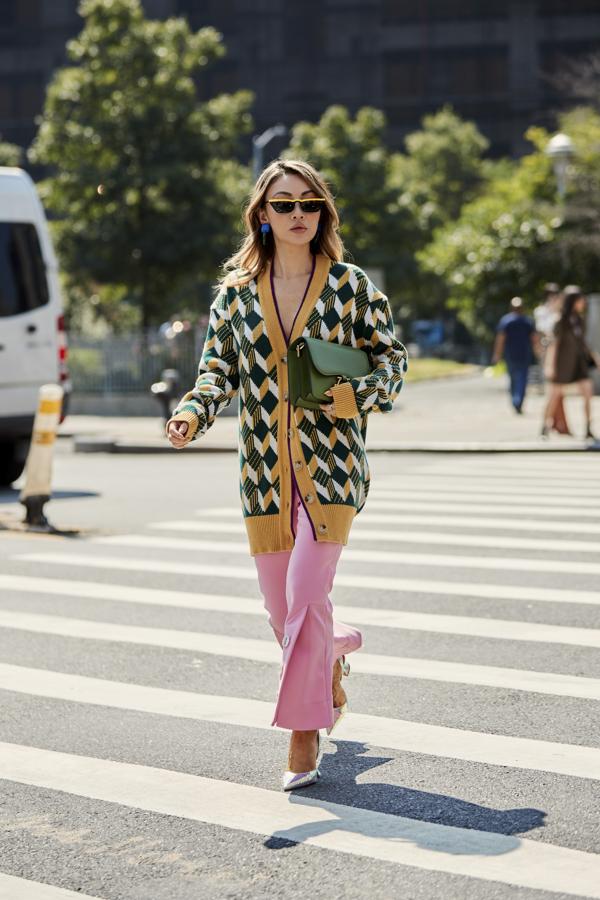 Los tonos flúor serán tendencia este otoño, y no solo los tienes que combinar con tonos neutros. ¿O no te parece que este conjunto perfecto?