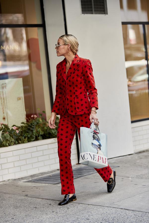 La pana vuelve , sí, y este dos piezas rojo estampado, combinado con zapatos planos, nos parece ideal.