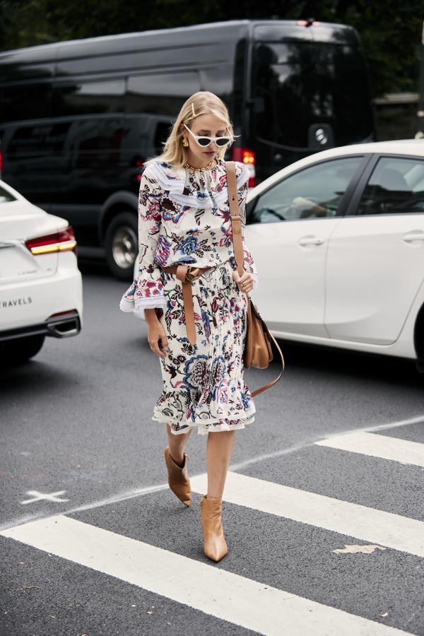 Los estampados de flores no solo se llevan en primavera: atrévete con ellos para poner color a un día de lluvia. Nos encanta cómo quedan combinados con complementos en tonos neutros, que no le restan protagonismo.