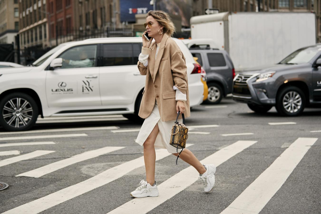 Una temporada más, las zapatillas sustituyen a los tacones en los looks de oficina. ¡Y no podemos estar más a favor de esta cómoda tendencia!