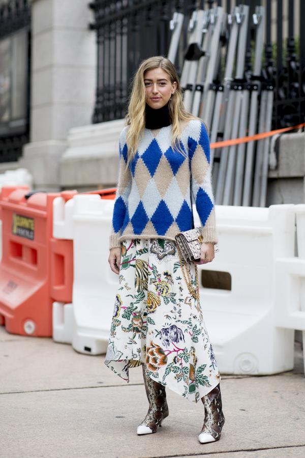 La mezcla de estampados es solo para atrevidas, y más si son tan dispares como estos. Pero lo cierto es que, una vez que te lanzas al vacío de estilo sin miedo, el resultado es muy divertido e inspirador...