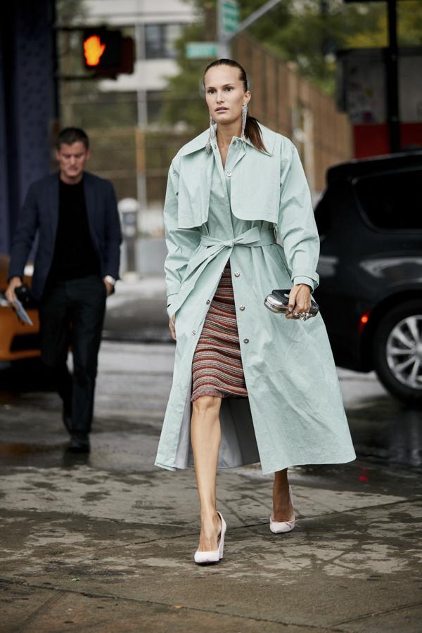Los trench fluidos son el abrigo del entretiempo, y en tonos 'soft' son una apuesta muy tendencia... ¡pero segura!