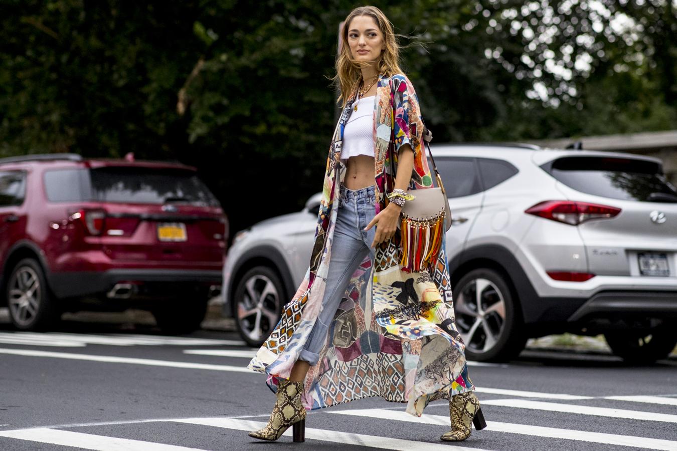 Otro buen ejemplo de mezcla complicada de estampados con un resultado maravilloso: print étnico y serpiente. Eso sí, es mucho más fácil llevarlo así, con básicos como unos jeans y una camiseta blanca que hagan de lienzo.