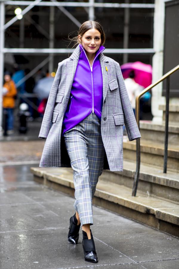 Olivia Palermo se suma a dos de las tendencias del otoño, y aunque parezcan imposibles de combinar, ella lo hace con un acierto impecable. Cuadros de diferentes tamaños (pero en la misma simetría cromática) se unen a un suéter estilo chándal, que se sofistica y nos deja un resultado perfecto.