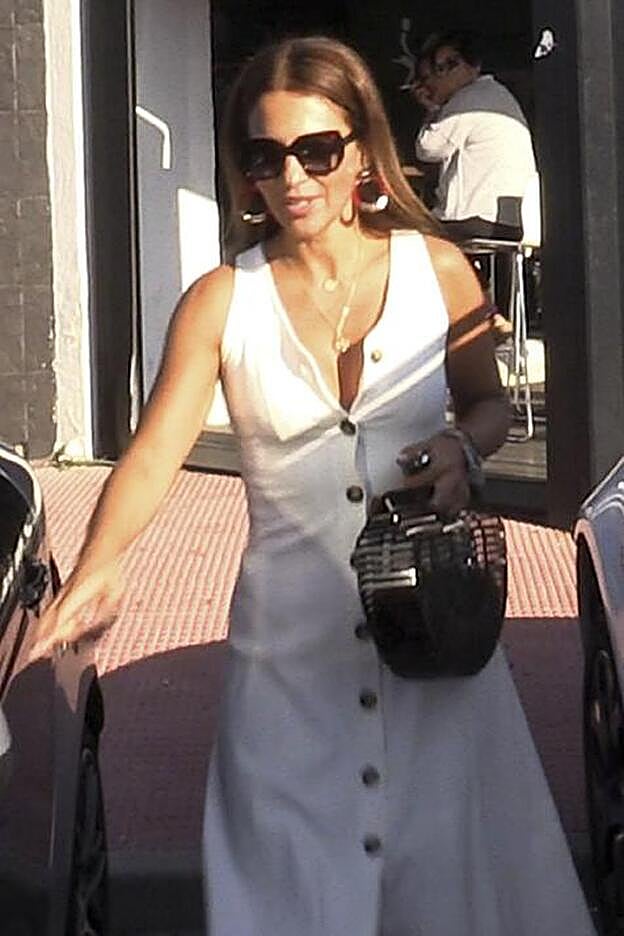 La actriz se apunta con este vestido de botones a la prenda más viral del verano.