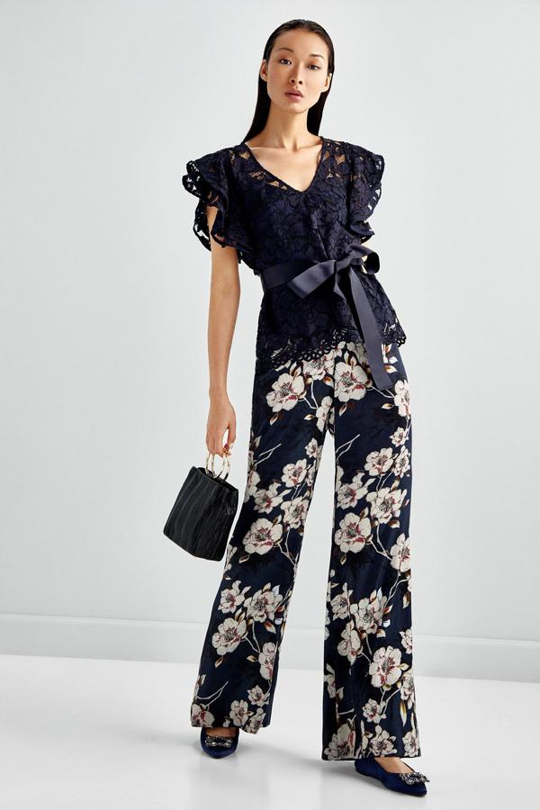 Para ir elegante escoge Pedro del Hierro. Este conjunto en azul marino y con estampado de flores es ideal para una boda de otoño. Con esta propuesta irás elegante y sobria.