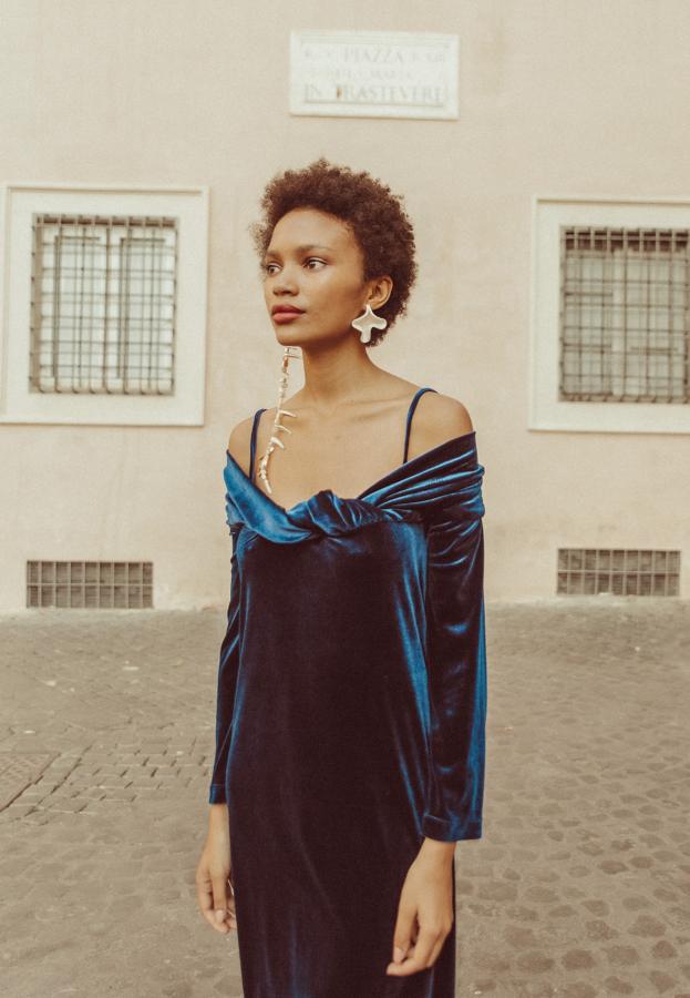 El terciopelo siempre es sinónimo de sofisticación y elegancia. Este vestido midi con escote 'off the shoulders' en azul noche de Sophie and Lucie nos parece una opción perfecta para derrochar estilo, sin pasar frío, en tu próxima boda de otoño-invierno.