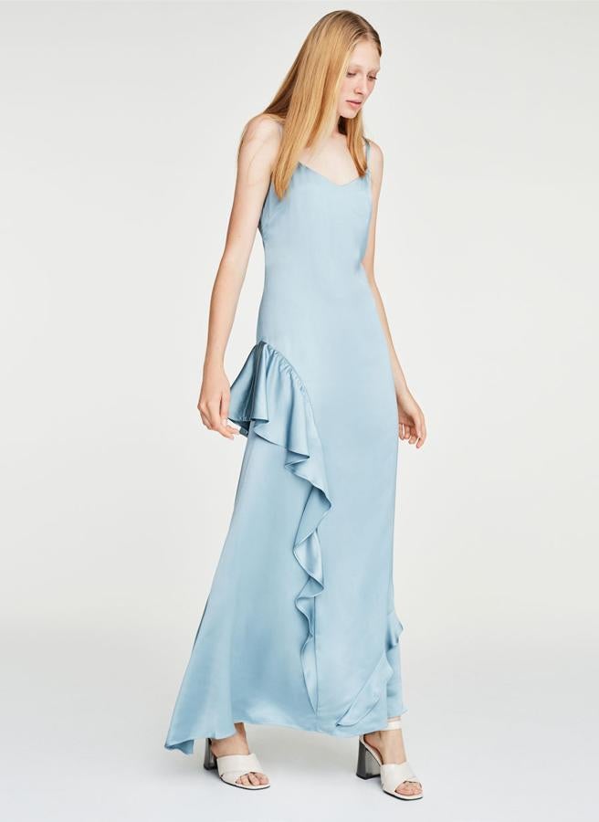 Este 'slip dress' azul cielo de Uterqüe (150 euros) nos parece ideal para una boda de noche... en cualquier época del año.