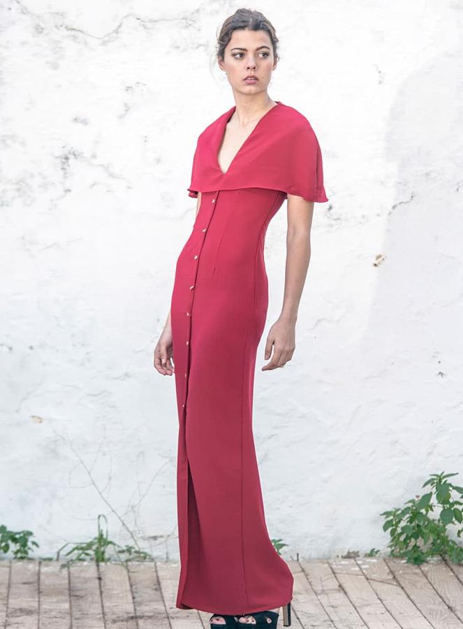 ¿Puede hacer mejor 'tipazo' este vestido rojo con capa de Vogana? Además, nos encanta el detalle de los botones delanteros. Su precio: 162 euros.