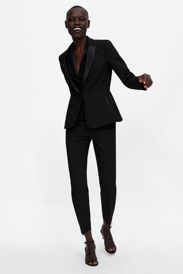 Los pantalones pitillo siempre son una buena opción para vestir elegante. Si los acompañas con una americana tendrás uno de los outfits más clásicos. Cada vez están más de moda, basta con ver los últimos estilismo de Blake Lively. Este conjunto es de Zara..