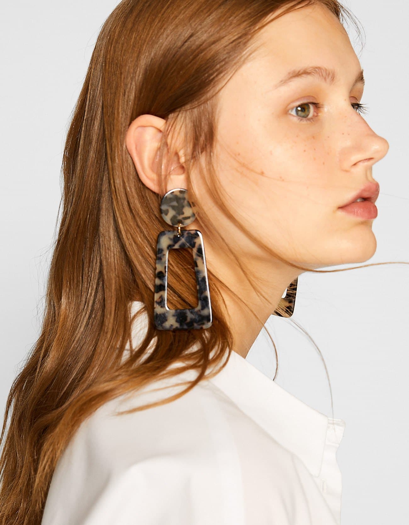 8. Pendientes XXL. En este territorio vale todo, desde los grandes diseños en carey (este es de Stradivarius y cuesta 7,99 euros), hasta los aros enormes o las piedras de colores encadenadas en hileras que casi tocan el hombro.