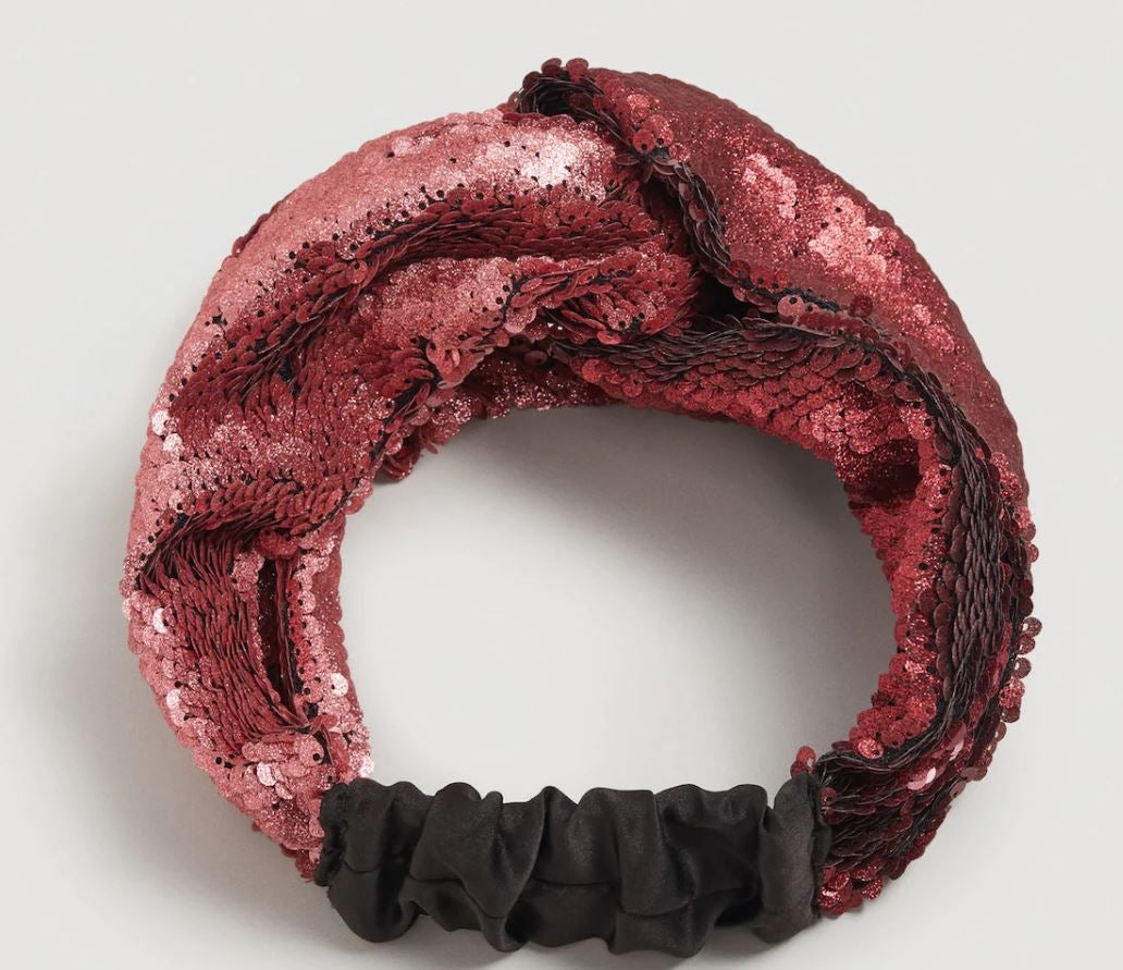 10. Diadema. Probablemente el complemento más sofisticado y que más ecos tiene a los años 80 que este otoño se cuelan en el armario. Esta de Mango está adornada con lentejuelas (19,99 euros).