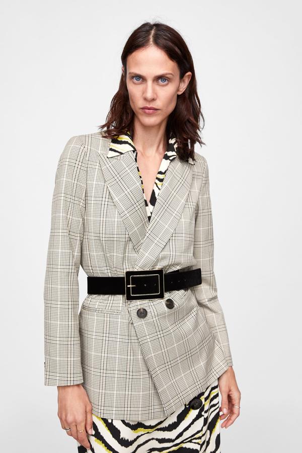 Blazer de cuadros, de Zara. Si aún no tienes una en tu armario, ¿a qué esperas?