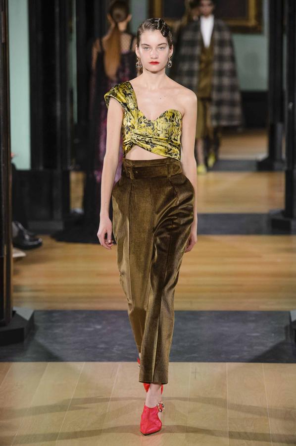 Pantalones altos: Erdem. Seguro que hasta se convierten en tu prenda estrella para las  bodas de otoño .