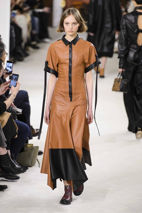El vestido de cuero: Loewe.