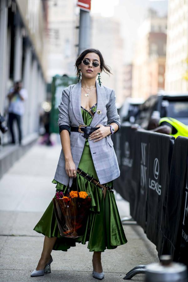 Un vestido lencero en su versión más customizada que contrasta con una blazer clásica de cuadros. Eso sí, con el imprescindible cinturón: en esta caso, de hebilla barroca.