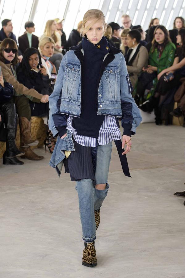 Denim: Sacai. Este tejido es atemporal pero es que este otoño estamos de suerte porque se llevan todo tipo de  vaqueros : flare, pitillo, de tiro alto...