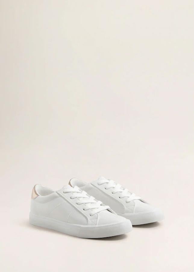 Deportivas blancas con detalle de aplique, 25,99 euros.