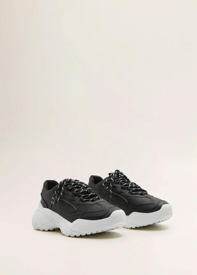 Deportivas negras con maxi suela en color blanco, 39,99 euros.