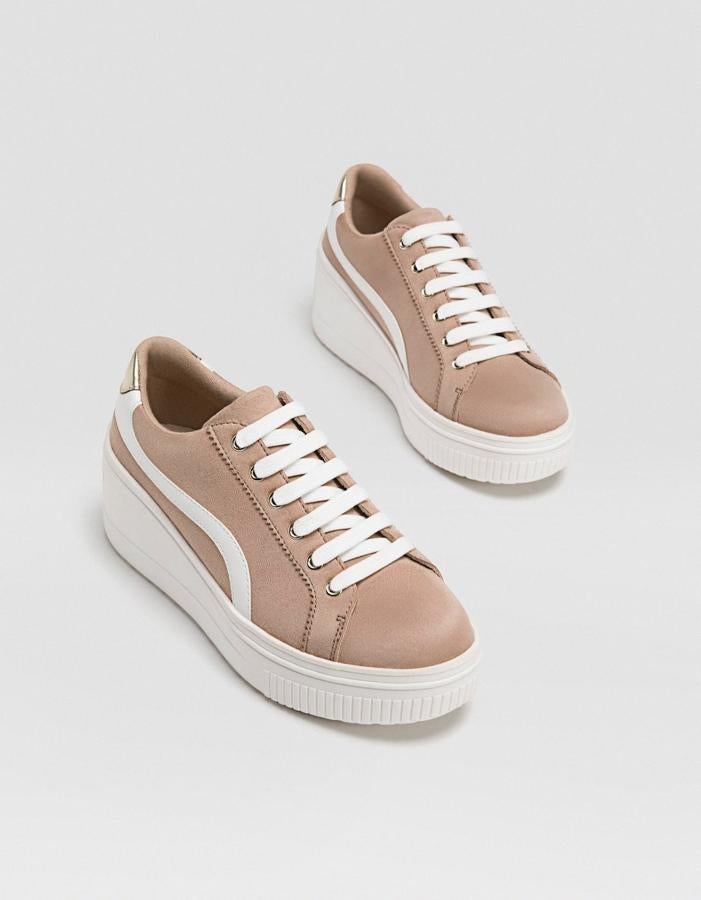 'Sneakers' con suela en forma de cuña, 29,99 euros.