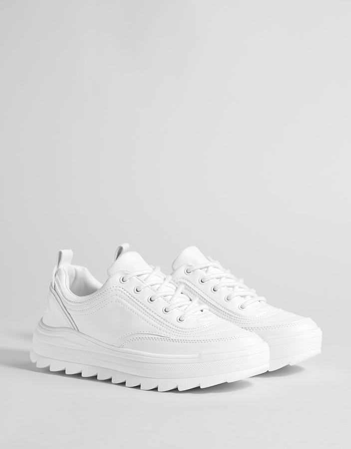 Deportivas con maxi plataforma y en color blanco, 25,99 euros.