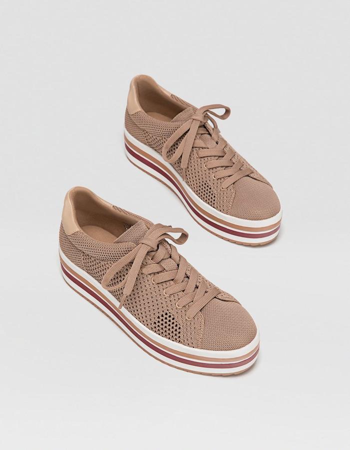 'Sneakers' con plataforma y tejido transpirable en color arena, 35,99 euros.