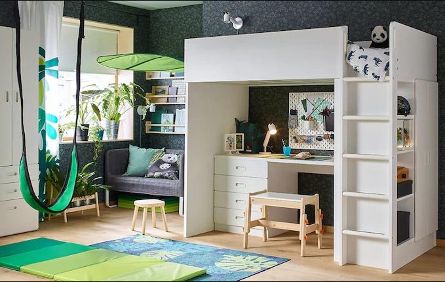 Según van creciendo tus hijos, necesitarás incluir nuevos espacios en su dormitorio. Esta propuesta de IKEA, con cama litera elevada y escritorio debajo, te ayudará a aprovechar mejor el espacio y separar las diferentes zonas de la habitación.