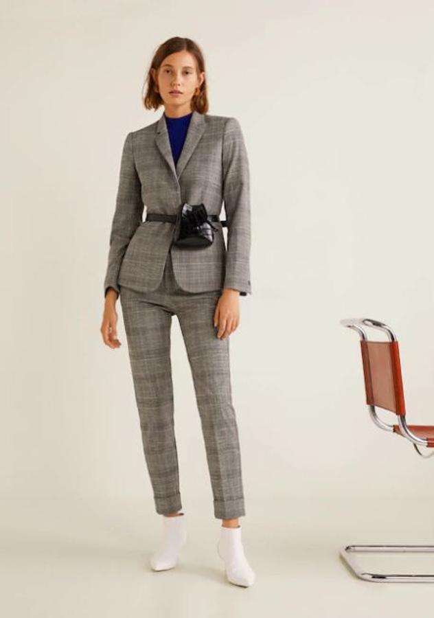 Si ya eres una "fashion victim" en toda regla, puedes sustituir el cinturón por una riñonera, como hacen en Mango.