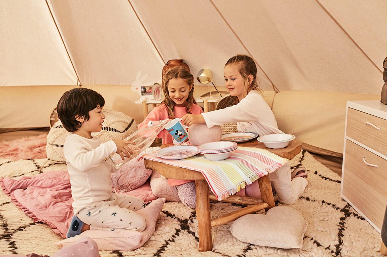 Zara Home apuesta por los tonos 'soft' para los dormitorios infantiles, y nos propone una decoración inspirada en una casa de campo, para que en los meses fríos mantengan en su habitación la calidez de los días de sol al aire libre.