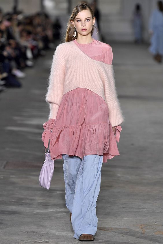 En el desfile de Phillip Lim, una de las superposiciones más atrevidas fue esta que combina vestido y pantalones porque, además, superpone un jersey de lana. Es genial.