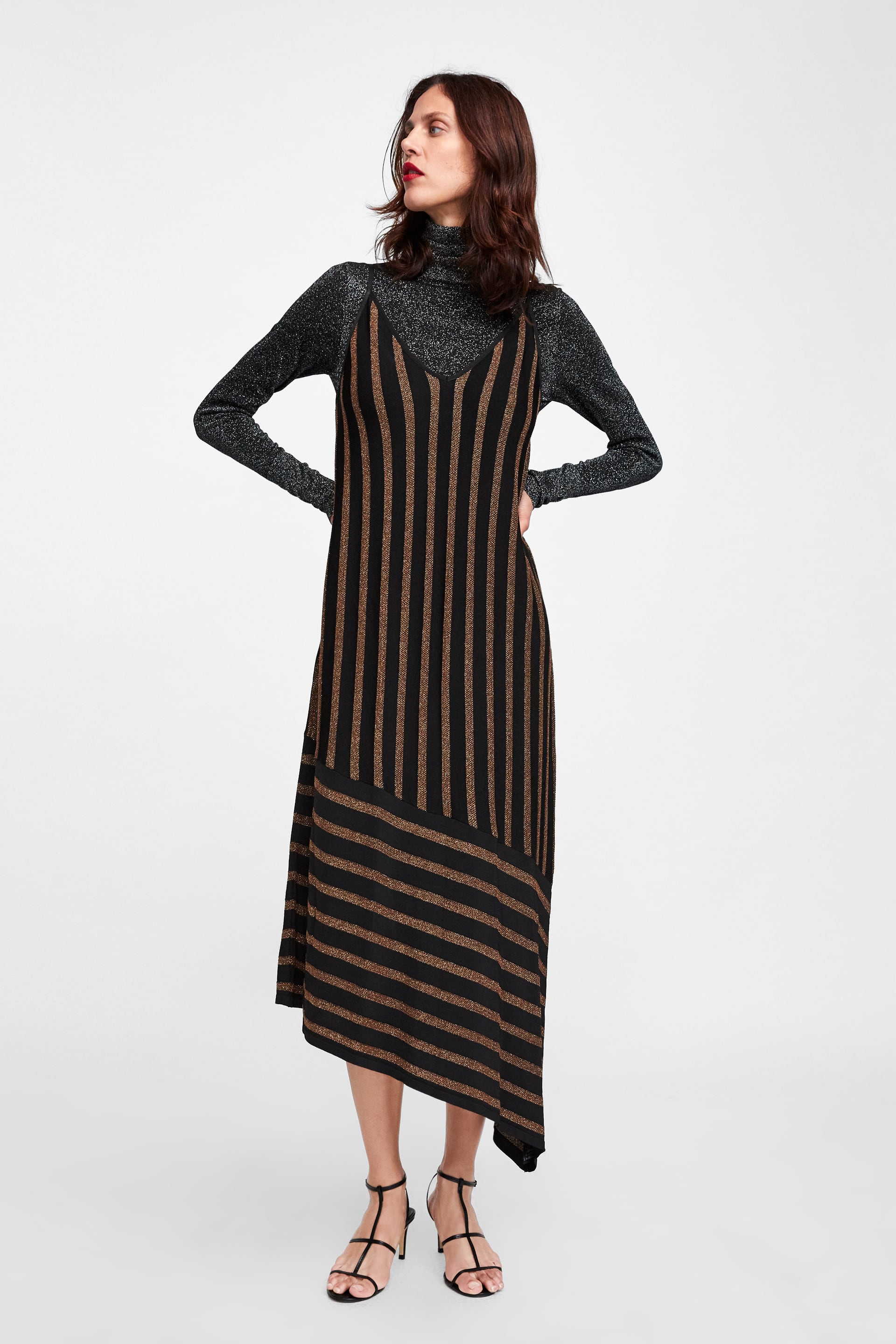 En Zara podemos ver una versión similar, aunque buscando más armonía textil entre jersey y vestido.